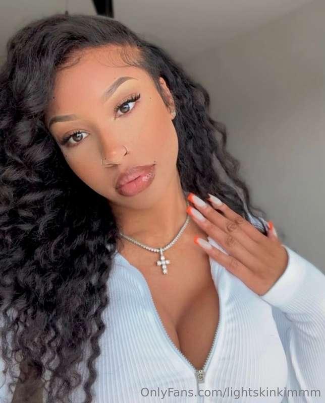 **Kiss me on my neck first** 🫦