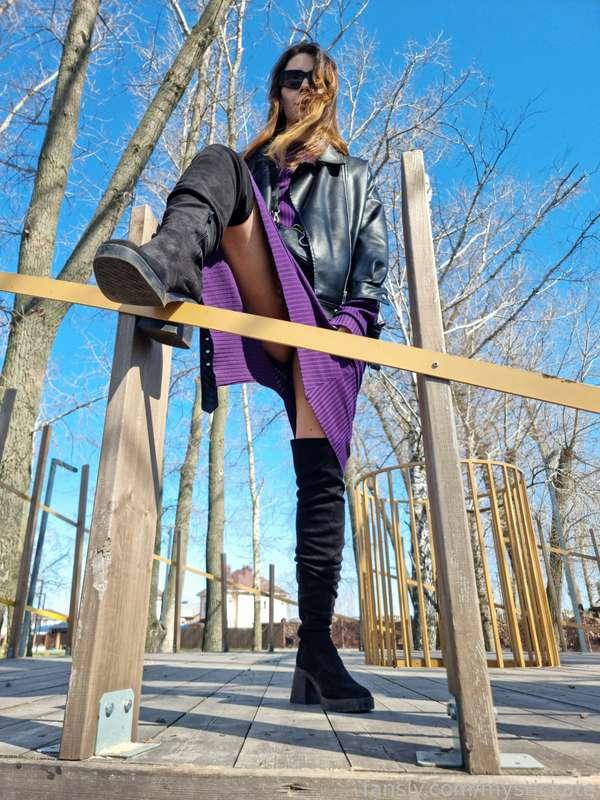 Would you like to take a walk with me? 😇

#fyp #public #outdoor #outdoors #flashing #exhibitionist #exhibitionism #upskirt #heels #dress #skirt #pussy #kinky #pee #piss