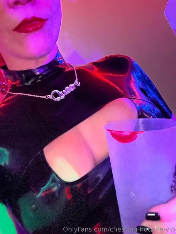 My Saturday night, latex, red lip and a catsuit 🥰