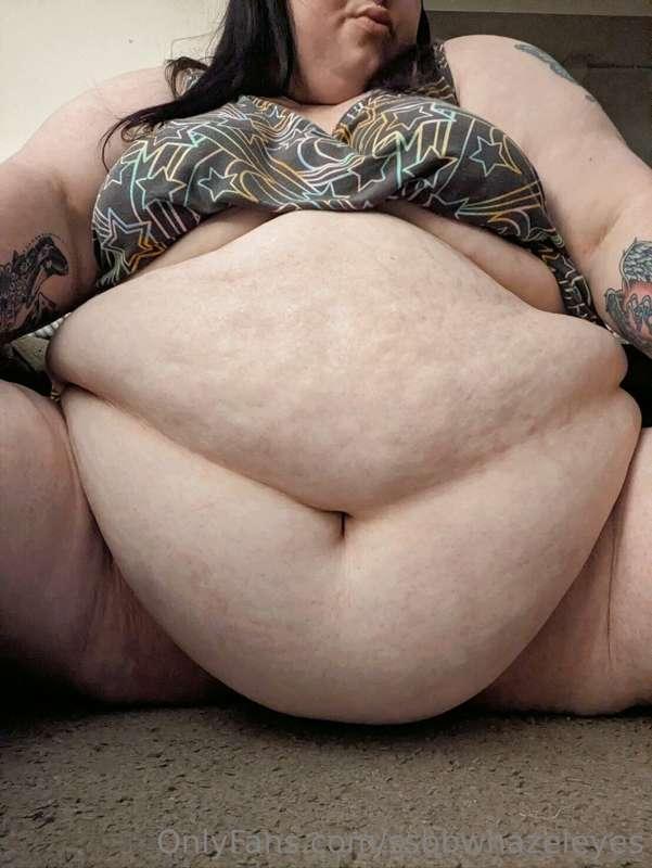 I could use some hands on this belly right now 🥵