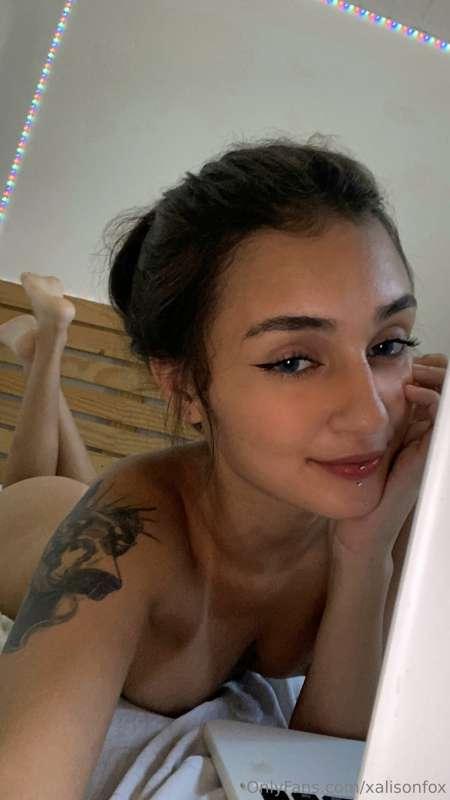 Cute little selfie while waiting for you... 📥me 🤗