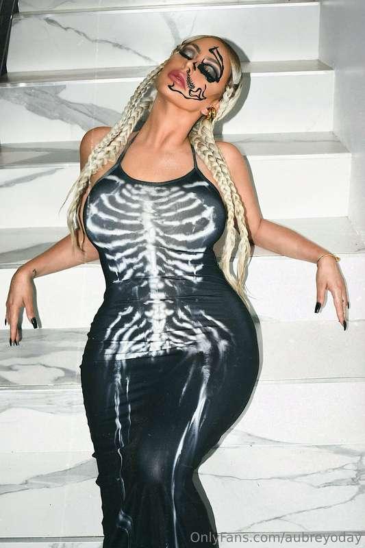 can i give you a BONE(r) 🖤