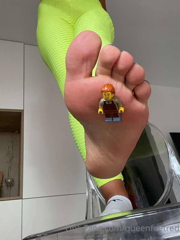 This tiny man is soo happy under my 🦶