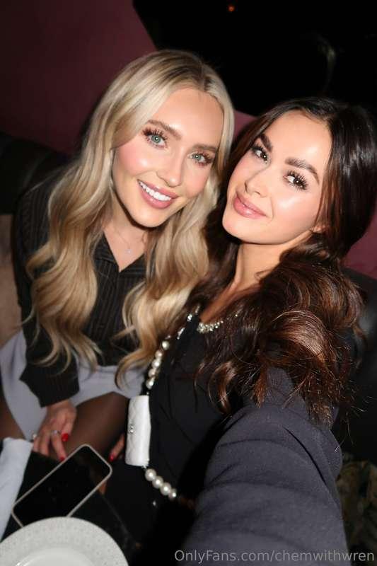 You, me and @nursenatalia live in one hour 😍