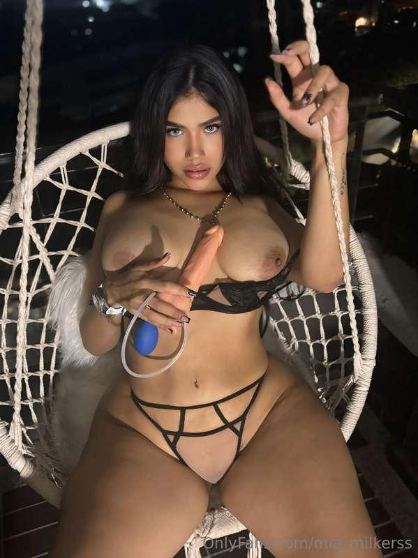 HOT BRUNETTE MOMMY @playfulnaomi 😈🔞👅 She's got a hot surpris..