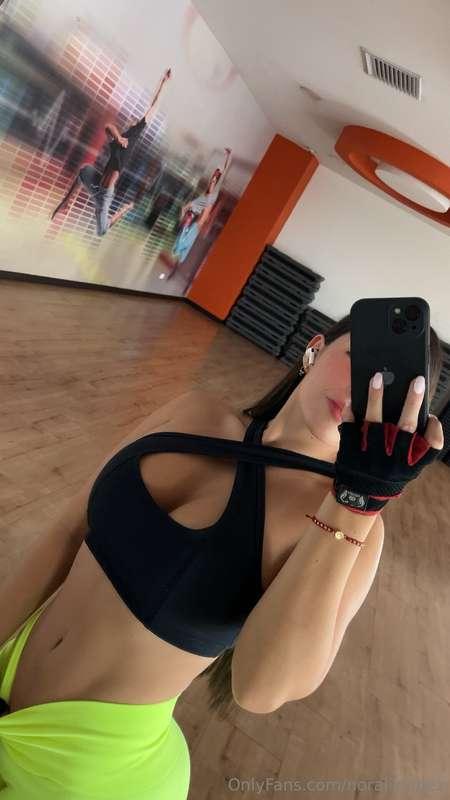 flexing for the gains, but secretly hoping u’re impressed😏💪