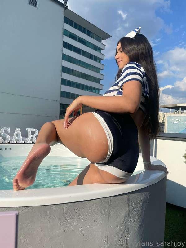 This peach is ready for some spanking 🔥 Let's play in my cha..