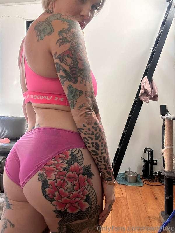 My camera roll gets a lot spicier after this one… 🍑