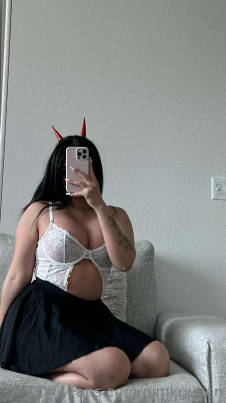 The hot sexy devil who wants to sit on your shoulders 😈 😈