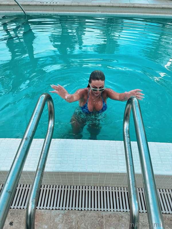 You like soaking wet tits babe?