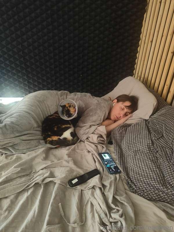 tu as le droit de me réveiller avec des bisous...can you ple..