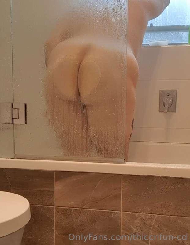 Who wants to come join me in the shower? 😈🍑