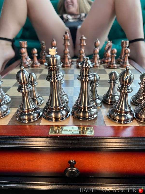 Who wants to teach me how to play chess 😏🍑?