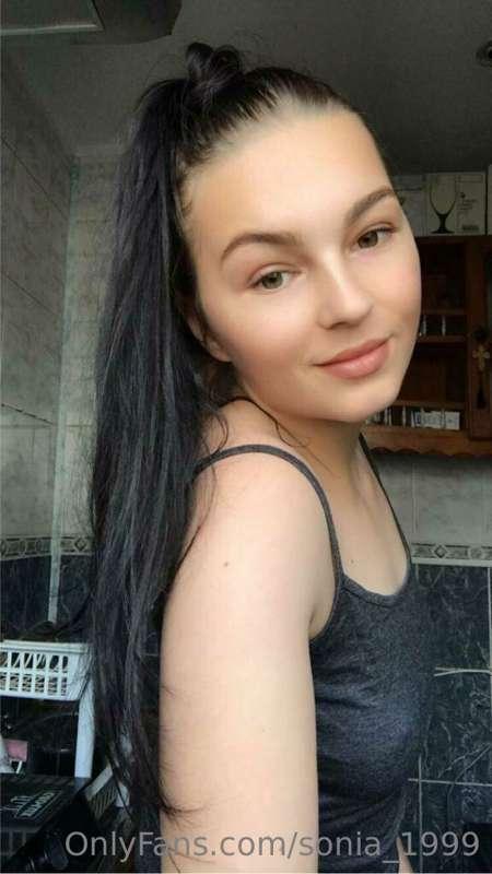 @emmmaa02 è nuova qui su onlyfans ma porcella quanto basta. ..