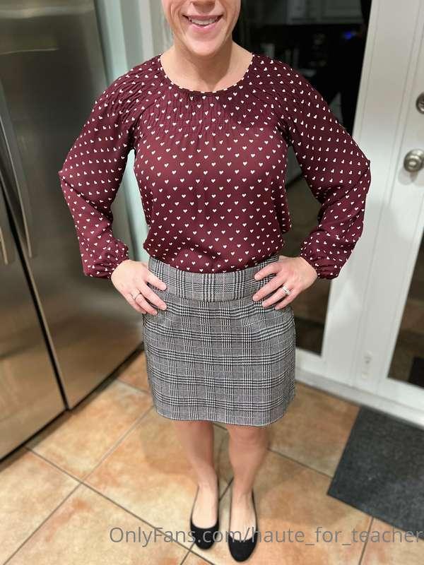How does this outfit look for work today 🤔🍎??
