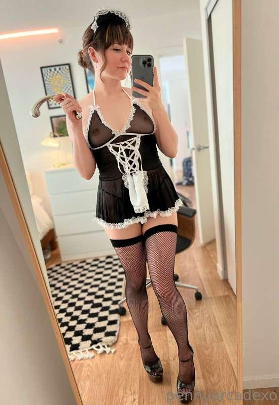Bonjour, I’m here to clean your mirrors.