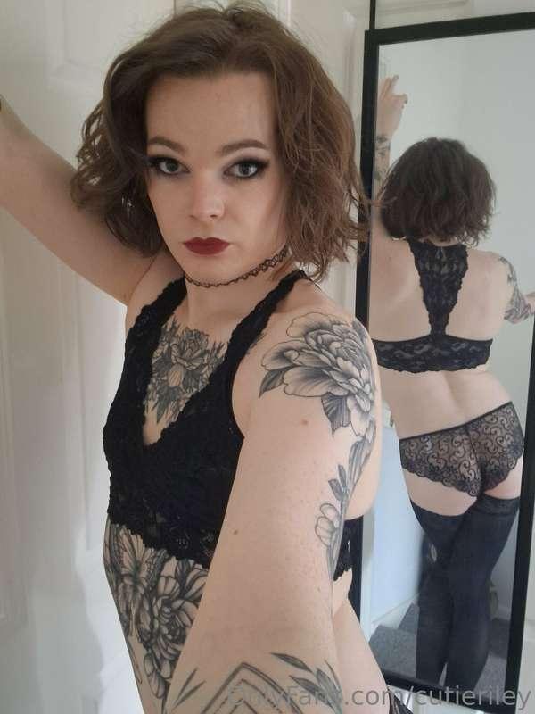 Seeing double 😍😍 What would you do with 2 of me? 😏