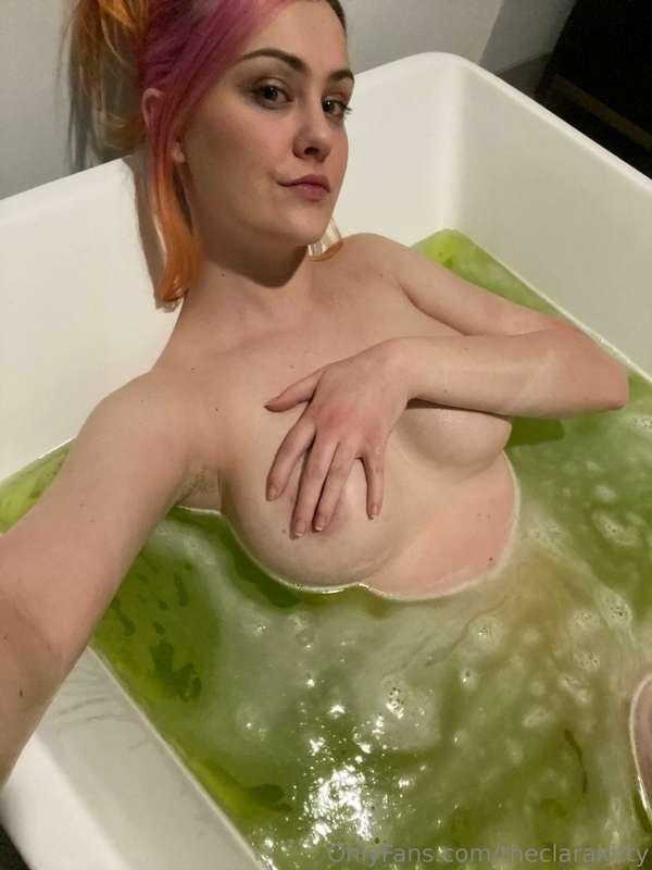 Got naked in my friends nice bathtub 😋