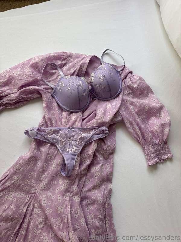 Heyyy its been a whileee 🥺Wanna see me in this dress… or are..