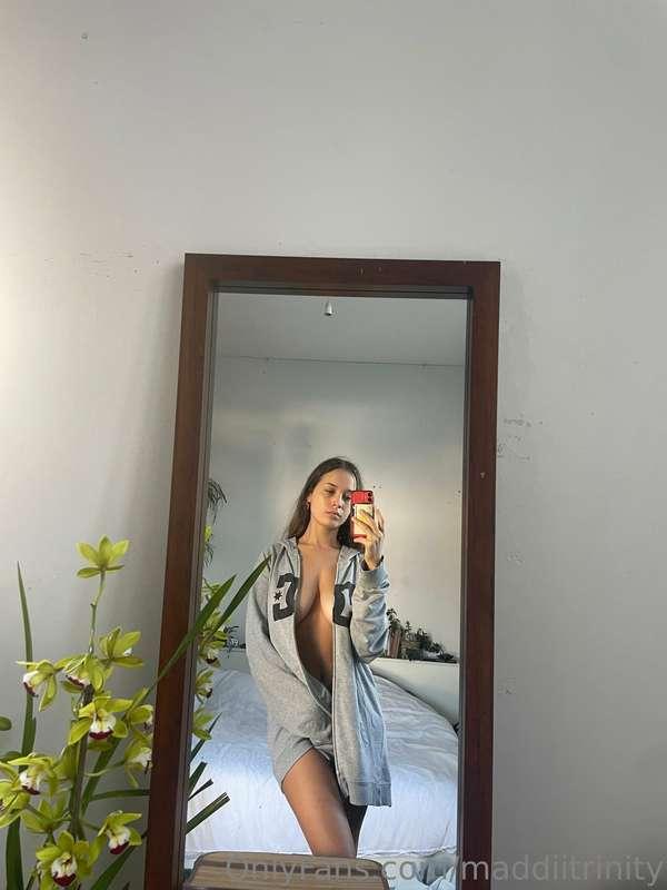 Video and pic series of a tease in this grey zip up xx in ur..