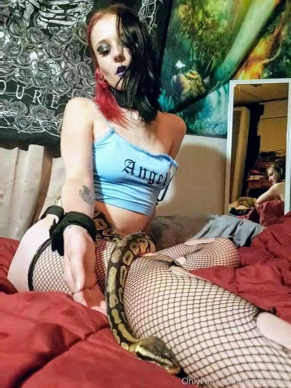 A succubus with her serpent 😈