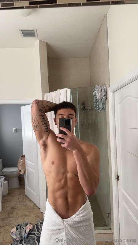 u know the towel ain’t stayin on for long 😈
