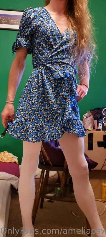 Toying around in my blue flowery one 💙