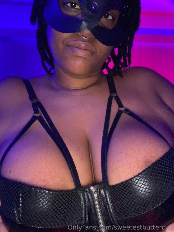 Suck on these big titties