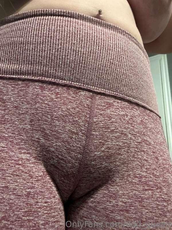I got some new leggings, as you can see they give me major c..