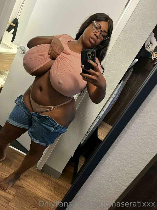 A glimpse for these huge tits 😈