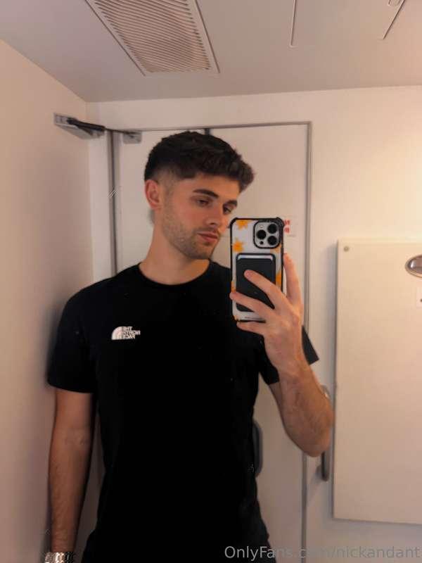 Would I be your airport crush? 🥰