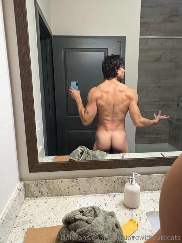 Are you an ass man or cock lover? 🍑🍆 DM me your answer and I..