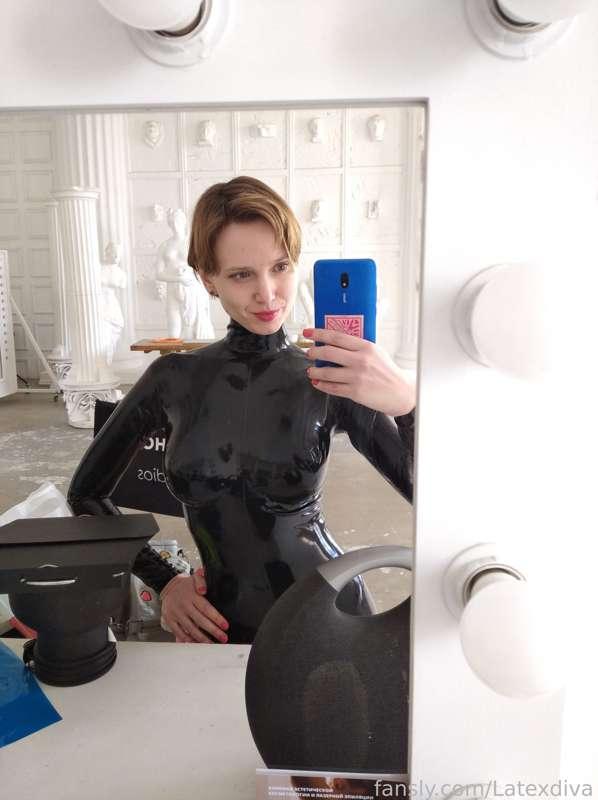 Shiny backstage
#fyp #latex #fetish #latexcatsuit #latexmodel #latexgirl #fetishgirl #fetishmodel #shinylegs #sexybody #rubber #gummi #latexdiva 