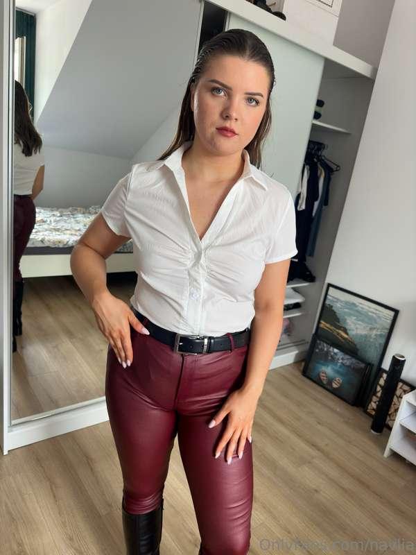 Be a good boy and wait on your knees 😈🔥