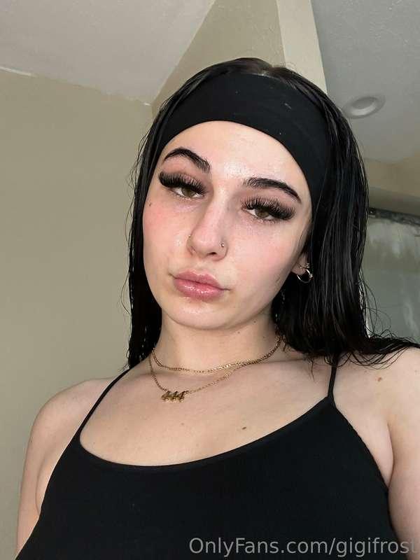 Would you like to see me with clothes or nothing?😏🙊
