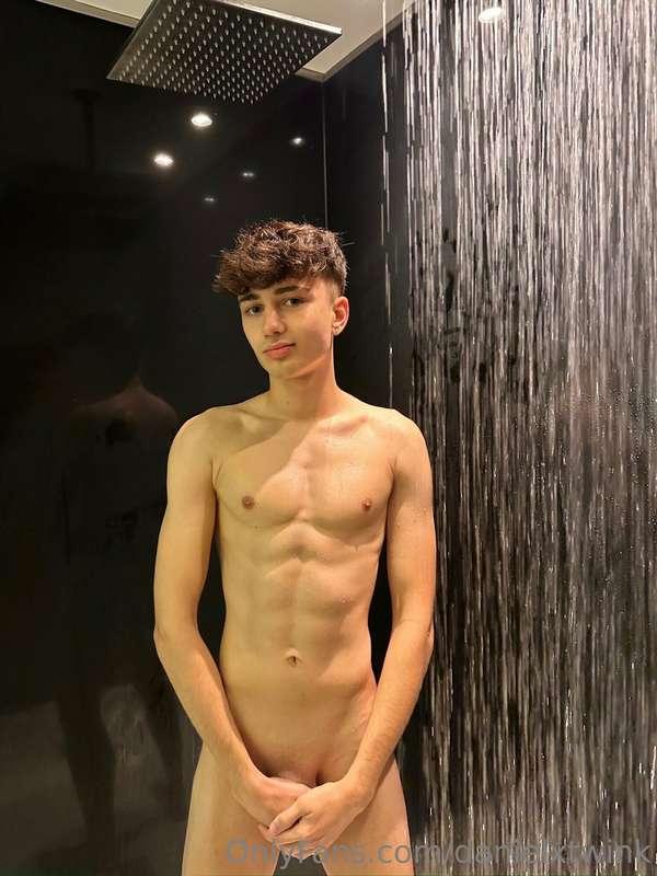 Take a shower with me😏