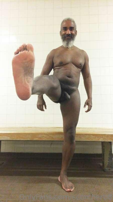 Foot Fetish Friday!  #beard #musculardaddy #gay #feet #gaycr..