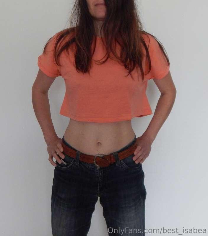Wanna see how the crop top slowly rises? 😏