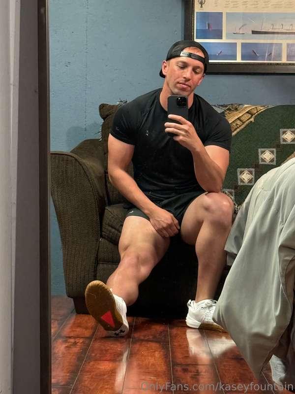 Face in my pics?! What?! Should I lose the clothes? 🤔