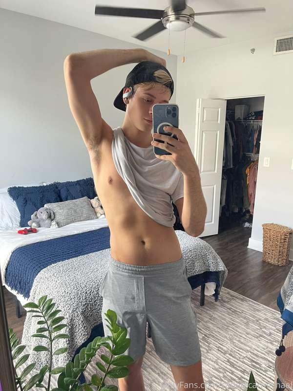 Sweaty and sore as fuck after the gym 😫 Who wants to rub me ..