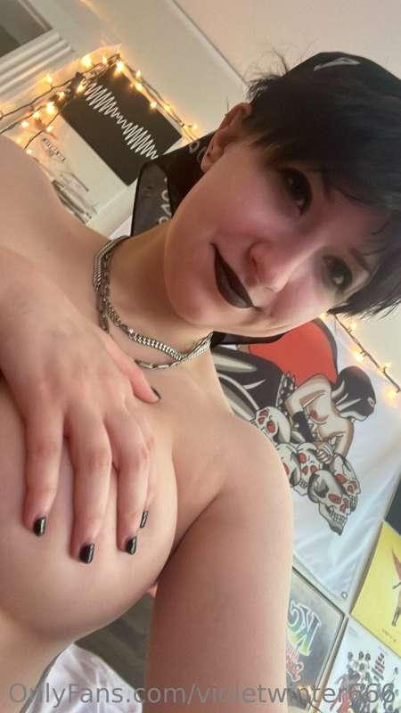 https://chaturbate.com/violetwinter666/ streaming for next 4..