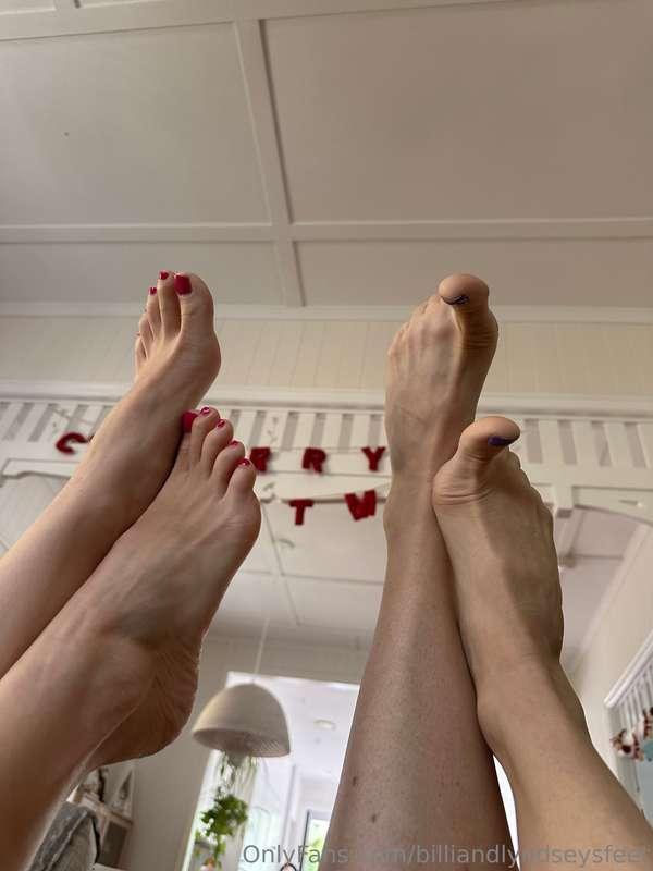 Lyndsey’s thumb 👍🏻 toes 😝