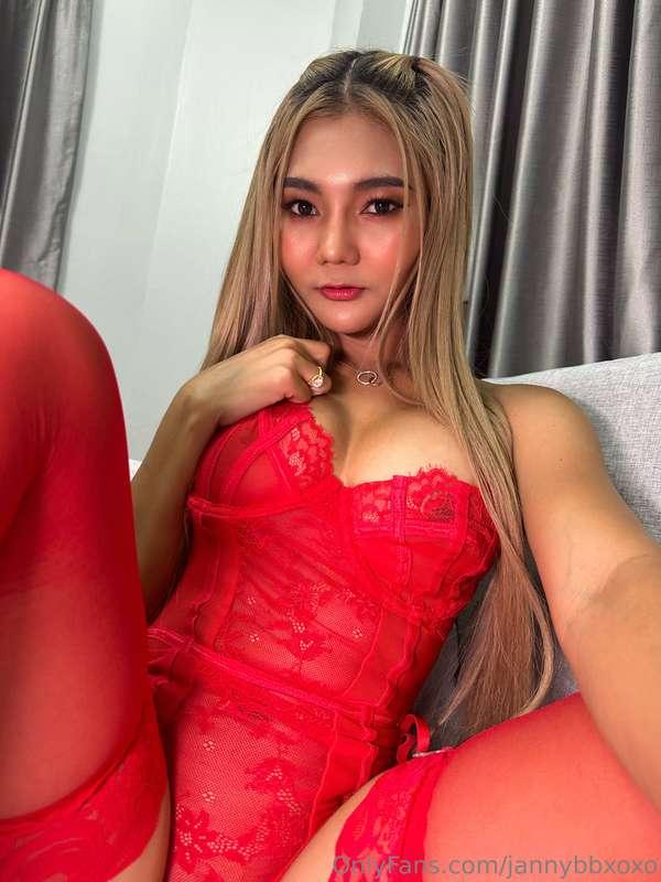 Spreading my legs for you😍