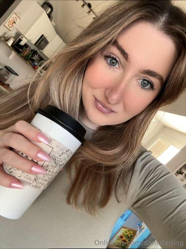 Happy Monday!Treat me to a coffee ? 💕