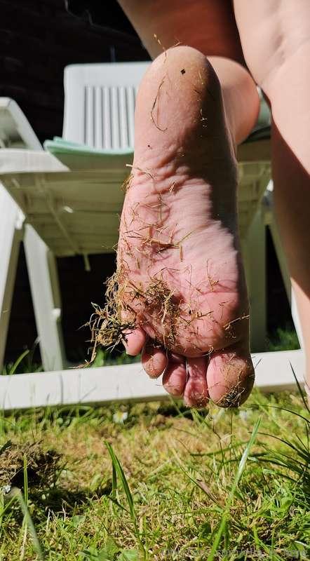 Get on your knees and start licking her clean!