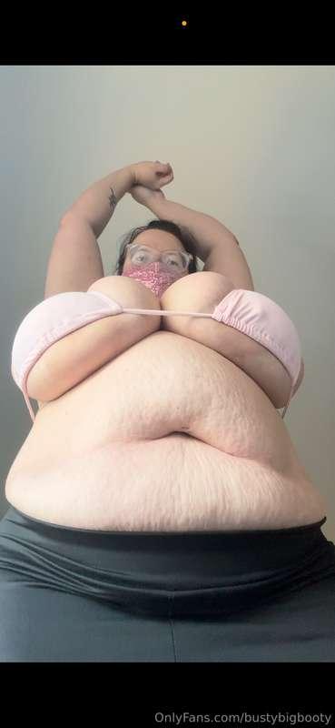 I love how my belly looks in this angle and of course my fat..