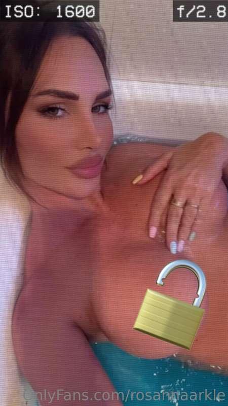 Come get NAKED with me in my teeny tiny bath.. Shallow clear..