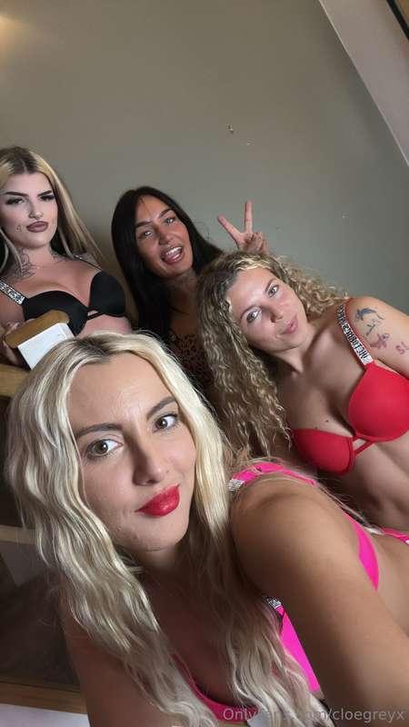 Girls night 😻@cloegrey @ashleelouise @hollylauren2.0 @ravene..