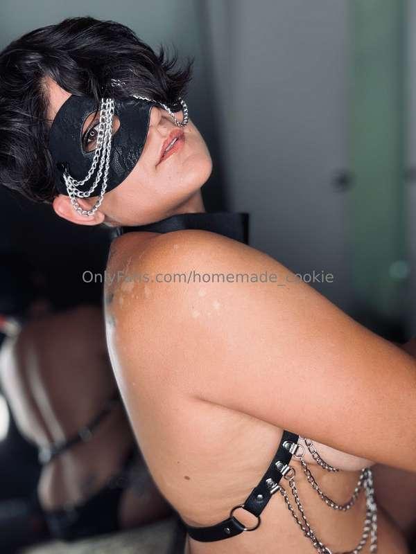 Felt a bit chained up today ⛓️ For those on my VIP page, you..