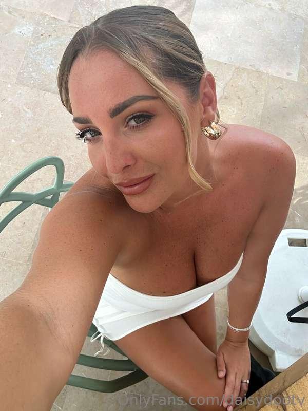 Have a lovely weekend 🤍

**MAIN PAGE : @DAISYDOOXX**